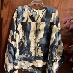 Beautiful lightweight batwing shirt.  NWOT.  Size 1X.  True to size.